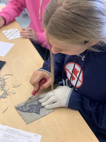 students carving lino